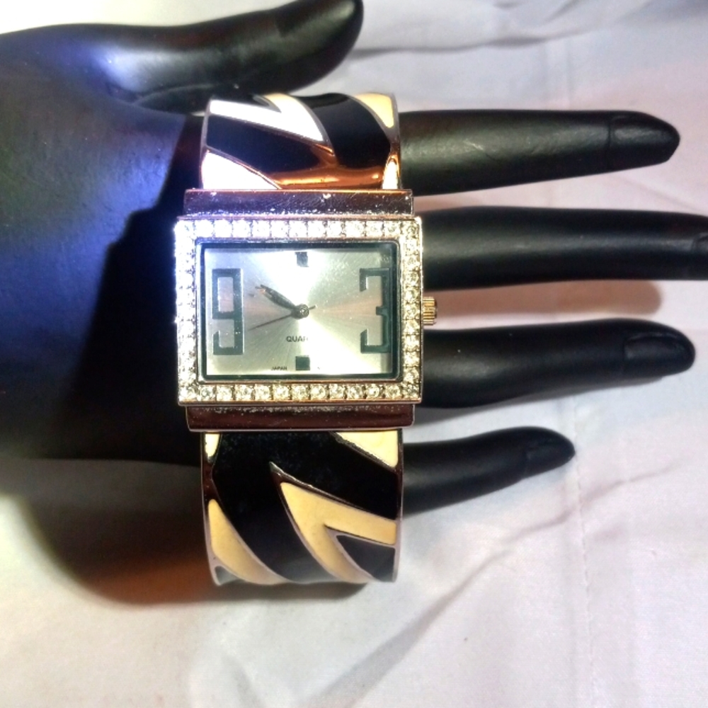 Retro geometric watch